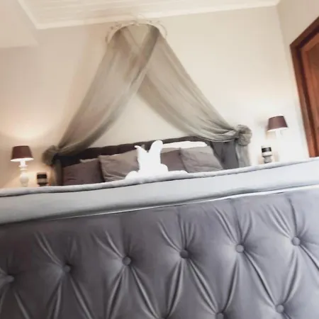 Les Trois L Bed & Breakfast *